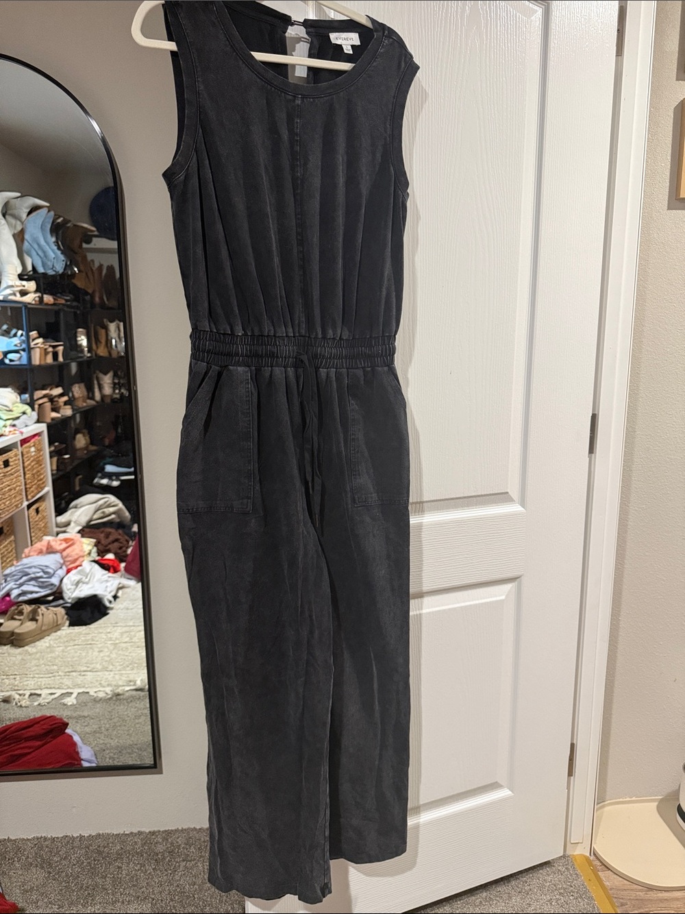 Evereve Sleeveless Black Jumpsuit - Classic Casual